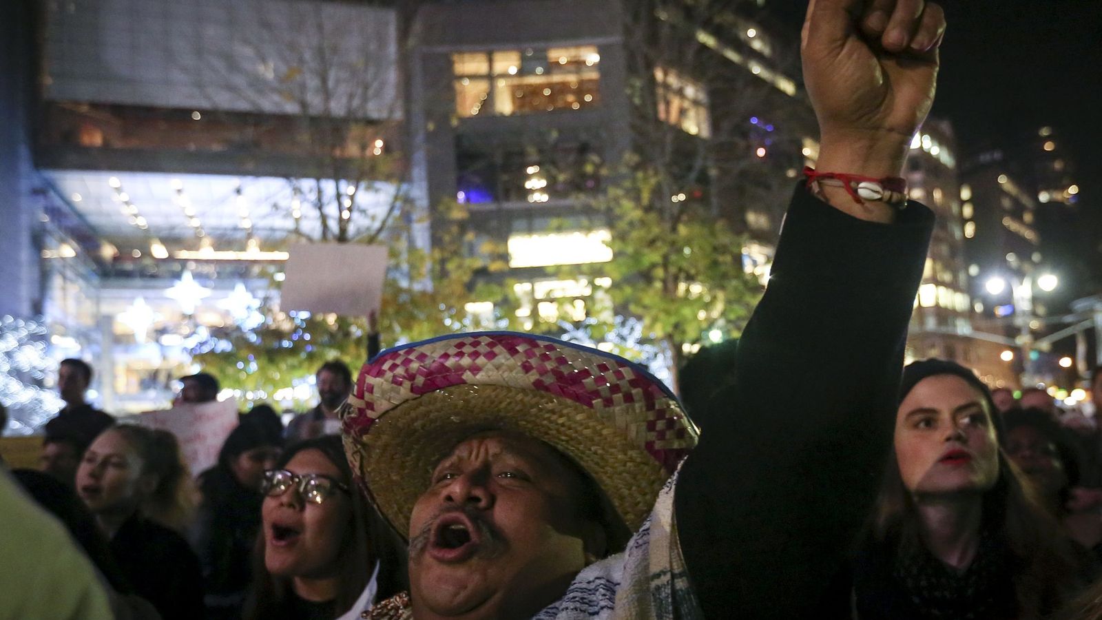 Foto: Un mexicano vestido a la manera tradicional participa en una manifestación contra Donald Trump en Nueva York, el 10 de diciembre de 2015 (Reuters)