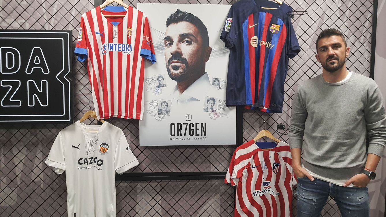 Foto: David Villa, con cuatro de las camisetas que vistió en su época como jugador. (EFE/David Ramiro)