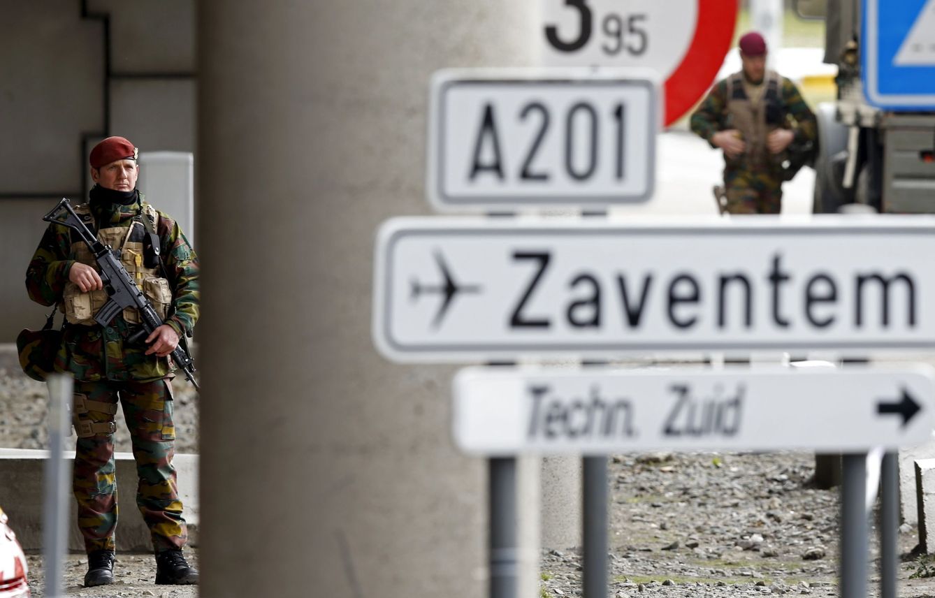 Soldados belgas protegen el aeropuerto de Zaventem, en Bruselas, el 29 de marzo de 2016, una semana después del atentado (Reuters)