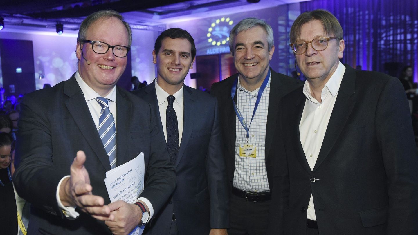 El líder de Ciudadanos, Albert Rivera (2i), el responsable económico de la formación, Luis Garicano (2d), el líder de los liberales europeos (ALDE), Guy Verhofstadt (d), y el presidente del partido Alianza de Liberales y Demócratas por Europa (ALDE Party), Hans van Baalen (i). (EFE)