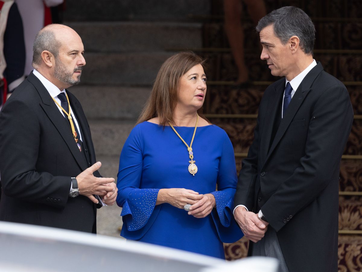 Foto: Pedro Sánchez y Francina Armengol conversan en presencia de Pedro Rollán, presidente del Senado. (Europa Press / Eduardo Parra)
