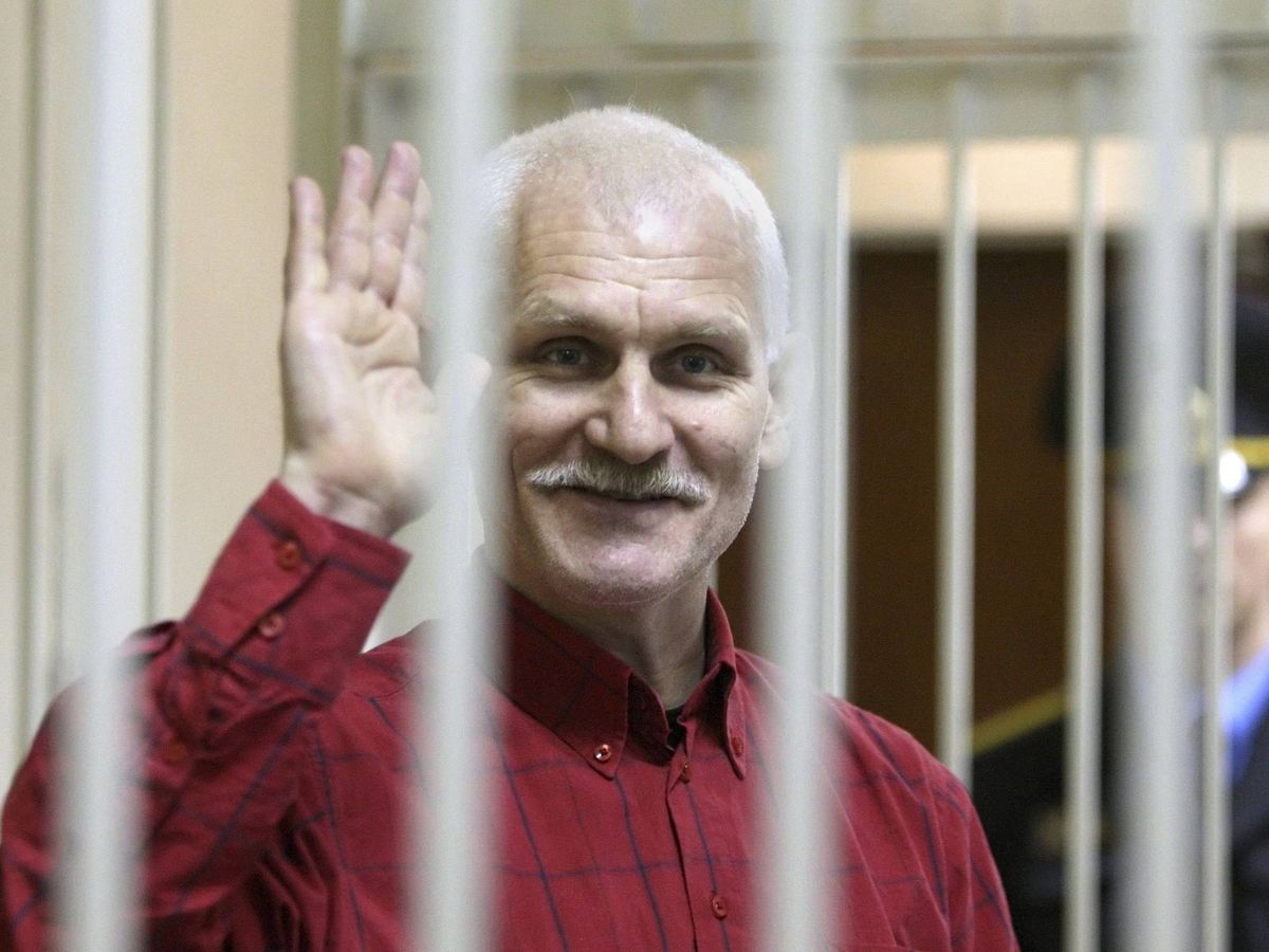 Foto: Foto de archivo de Ales Bialiatski en un momento de su juicio en Minsk. (EFE/Tatyana Zenkovich)