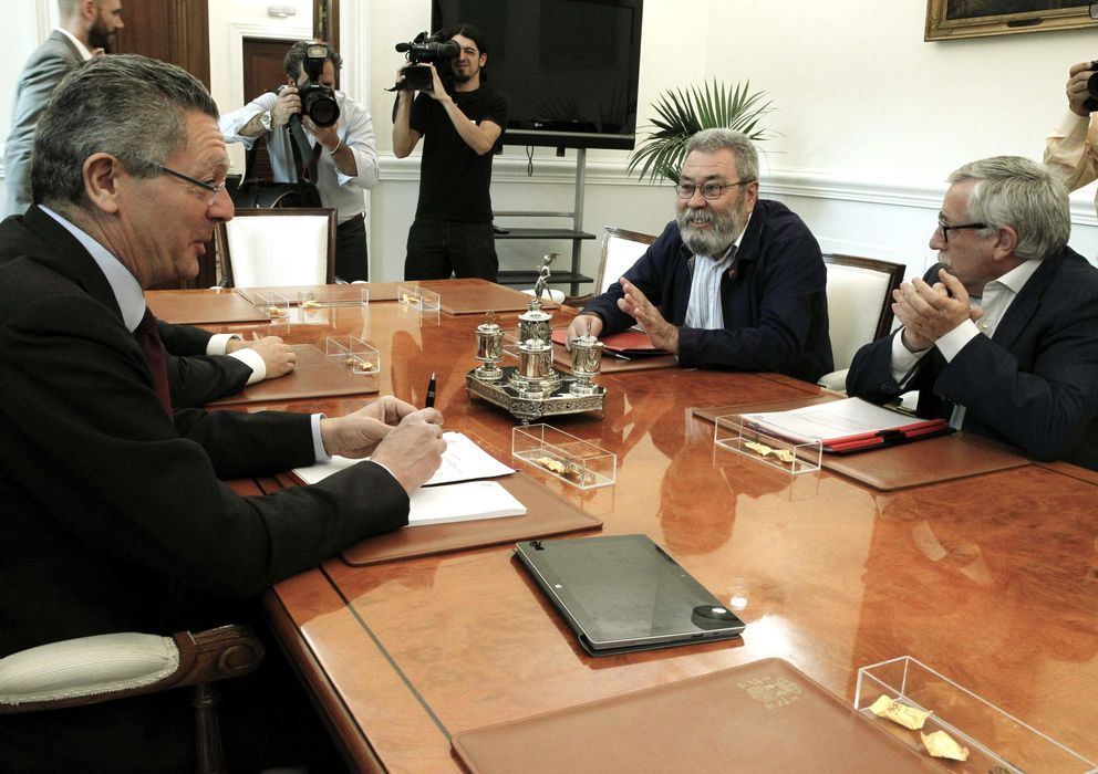 Foto: El ministro Alberto Ruiz-Gallardón con los líderes sindicales Cándido Méndez e Ignacio Fernández Toxo durante la reunión (Efe)
