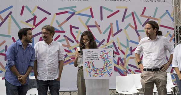 Foto: El líder de Unidos Podemos, Pablo Iglesias(d), Alberto Garzón (Izquierda Unida, i) y Xavier Domènech (En Comú Podem, 2i), durante la celebración de la asamblea de Zaragoza para defender un referéndum pactado. (EFE)