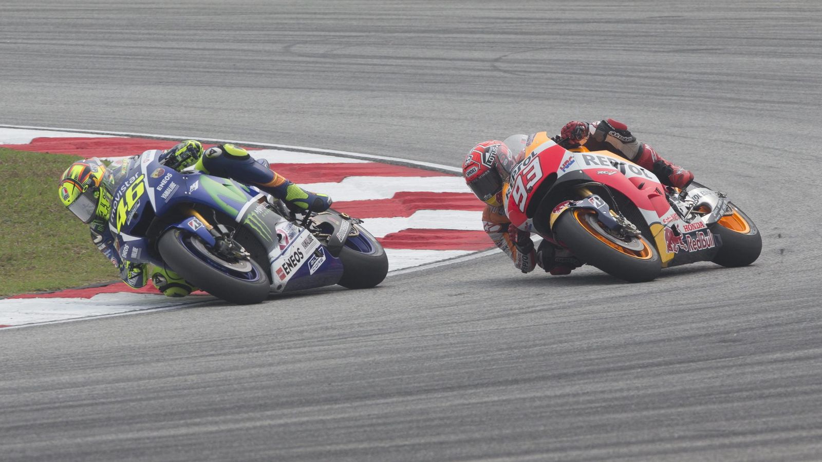 Foto: Valentino y Marc durante la carrera de MotoGP (Efe).