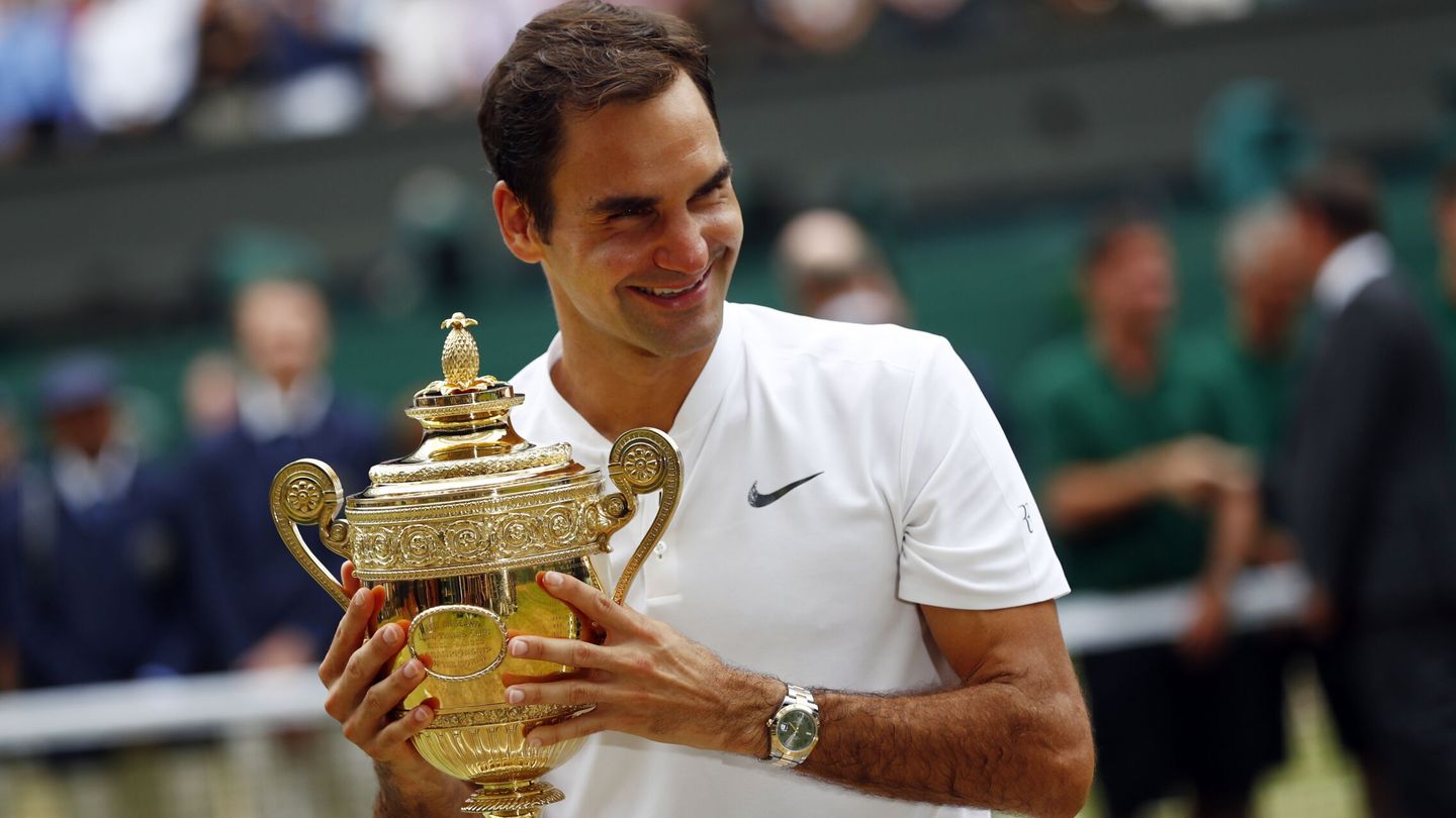 Roger Federer  celebra el título de Wimbledon en el año 2017. (EFE/EPA/NIC BOTHMA).