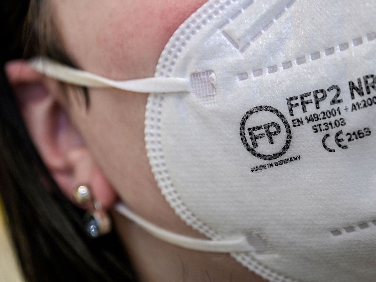 Foto: Una mujer lleva una mascarilla FFP2 (EFE)