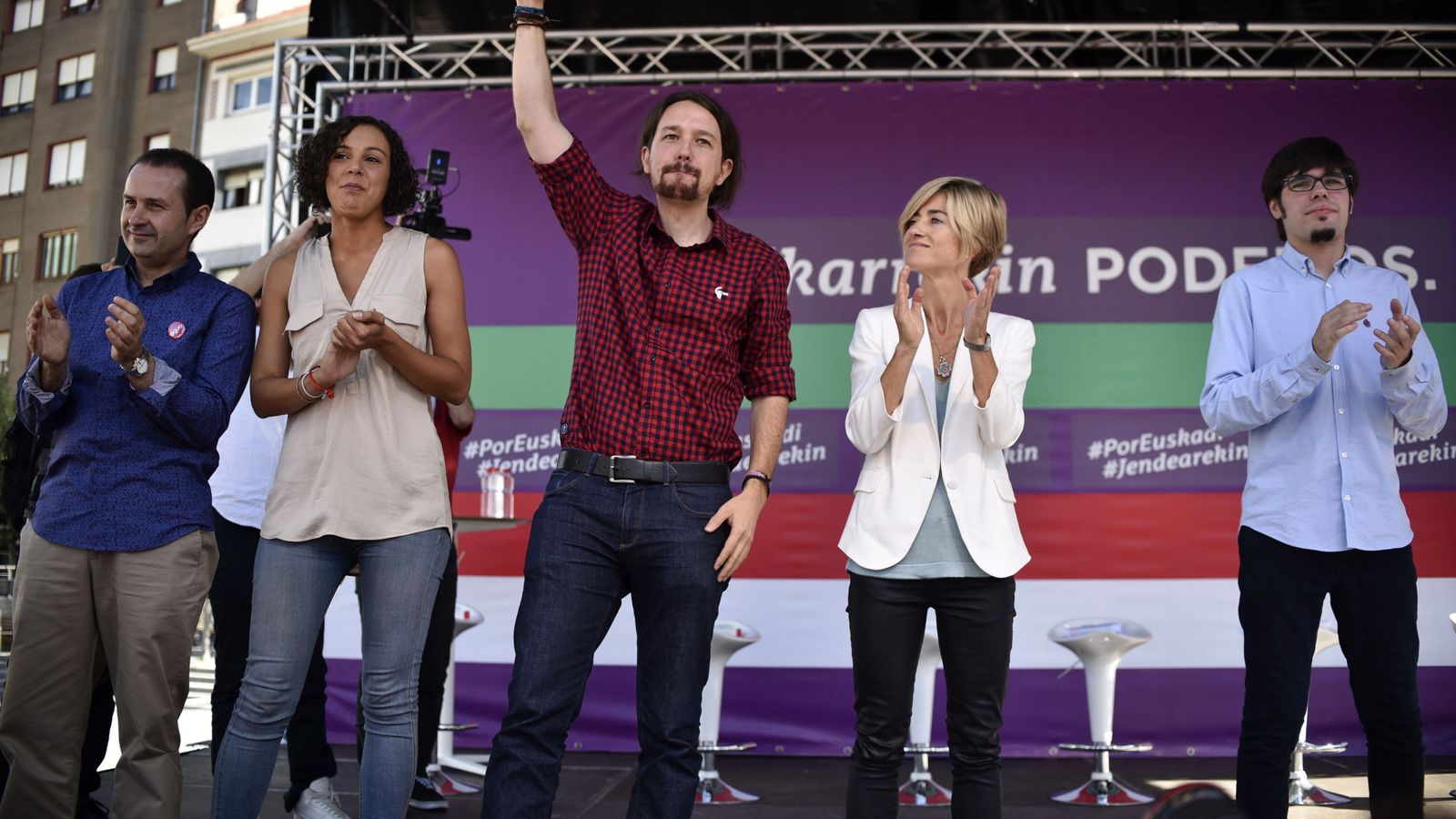 Foto: El líder de Podemos, Pablo Iglesias (i), acompañado por la candidata a lehendakari, Pili Zabala (2d), y la secretaria general de Podemos Euskadi, Nagua Alba (2i), durante un acto de campaña. (EFE)