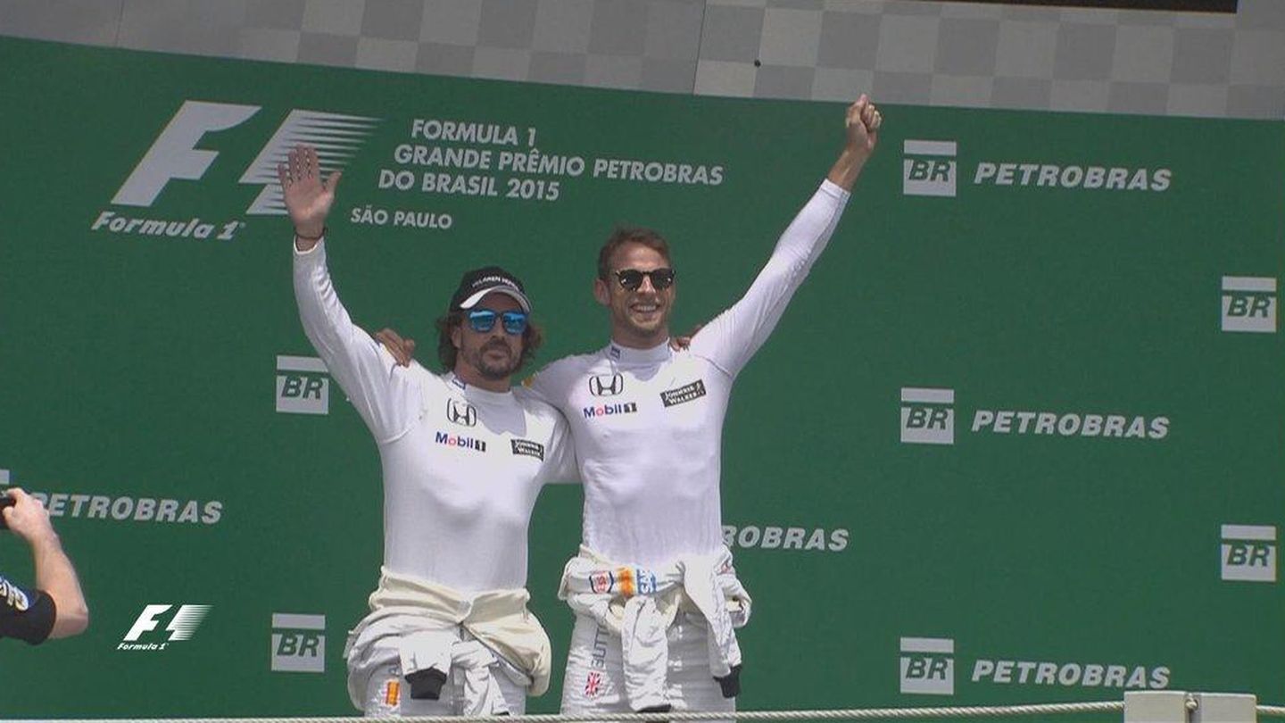 Alonso y Button en la famosa imagen donde ambos subieron al podio del GP de Brasil de 2015.