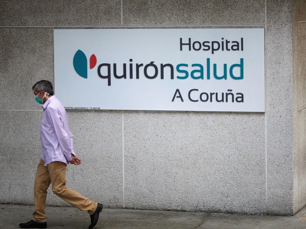 Foto: Un hombre pasa ante el Hospital Quirónsalud de A Coruña. (EFE/Cabalar)