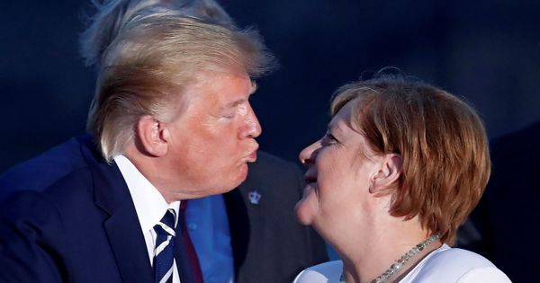 Foto: Donald Trump y Angela Merkel se saludan en la cumbre del G-7 en Biarritz. (EFE)