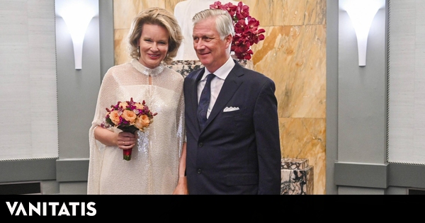 La reina Matilde de Bélgica luce un delicado vestido de gala blanco con ...