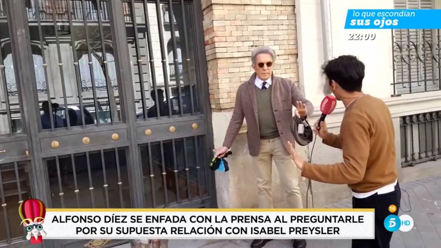 El tenso encuentro entre el periodista Arnau Martínez y Alfonso Díez. (Mediaset)