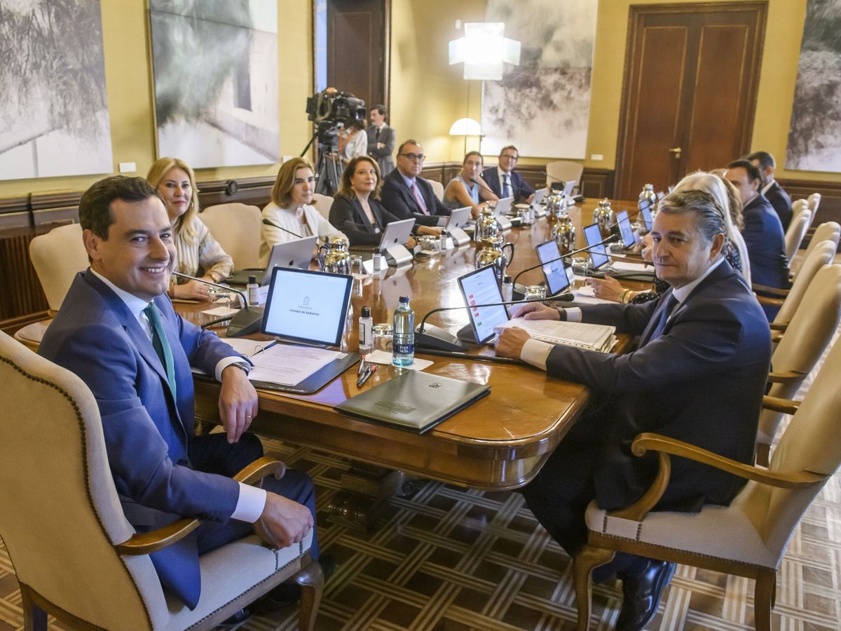 Foto: Juanma Moreno, con sus consejeros, en la primera reunión del nuevo gabinete. (EFE/Raúl Caro)