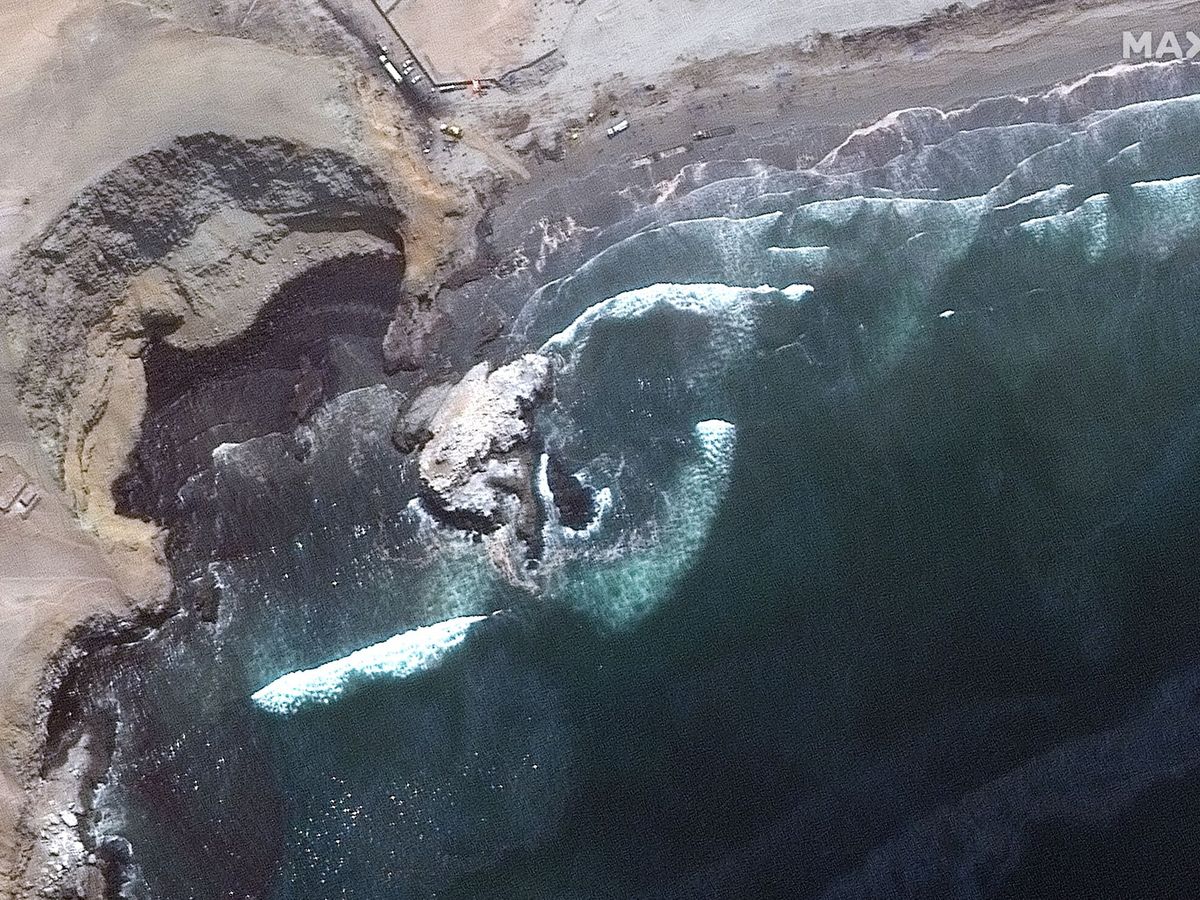 Foto: Imágenes de satélite de la zona del vertido de crudo, en la costa peruana (Maxar Technologies)