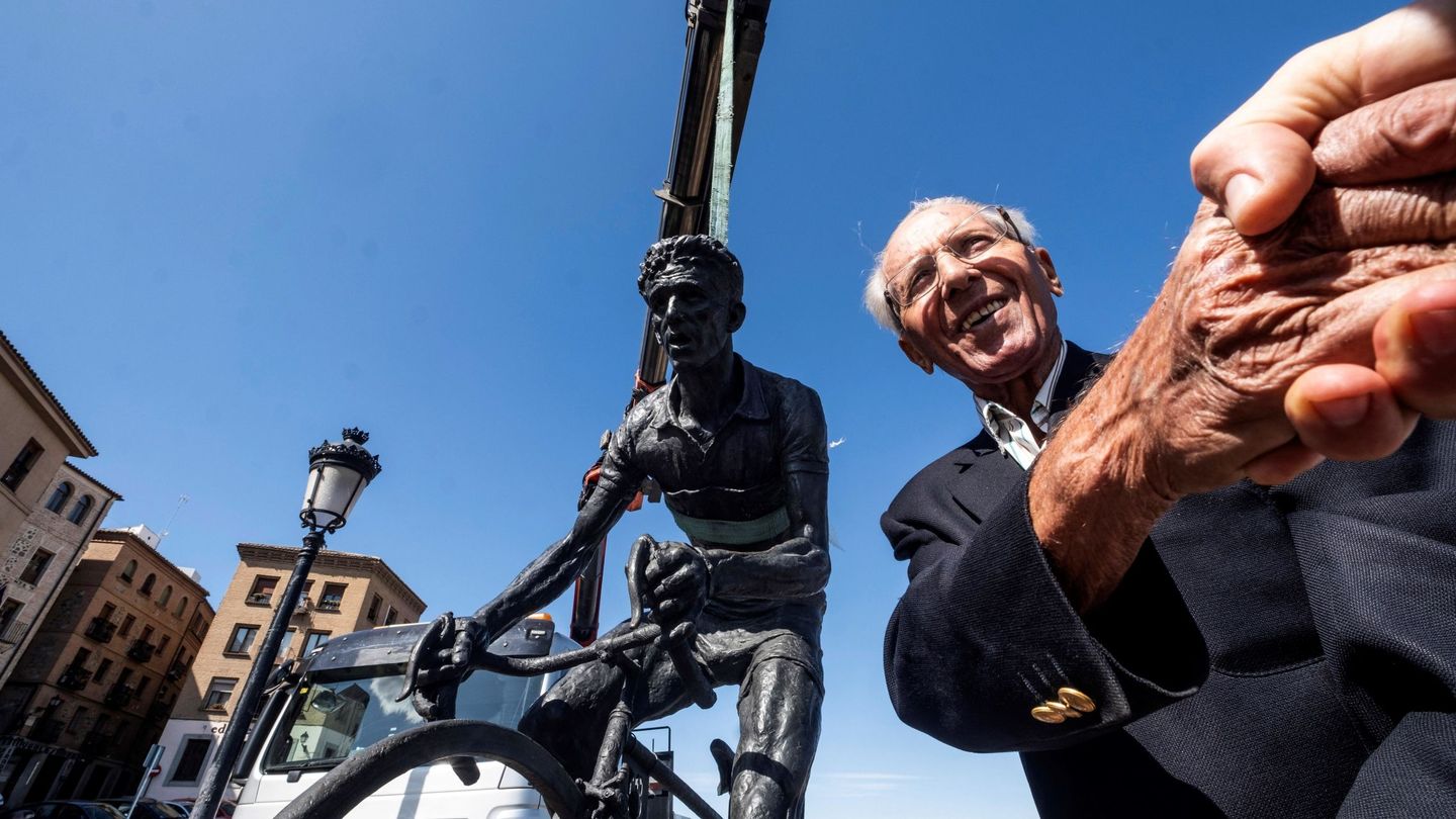 El exciclista toledano Federico Martín Bahamontes sonríe tras presenciar la recolocación de su escultura. (EFE/Ángeles Visdómine)