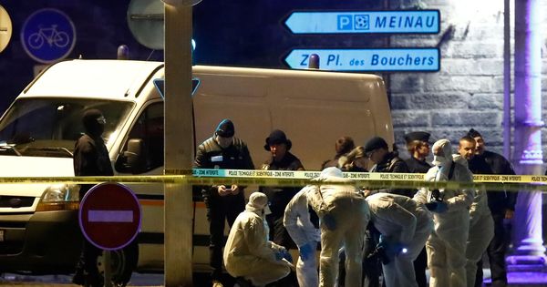 Foto: Los investigadores forenses trabajan en el lugar donde la policía abatió este jueves a Chérif Chekatt, presunto responsable del atentado de Estrasburgo. (Reuters)