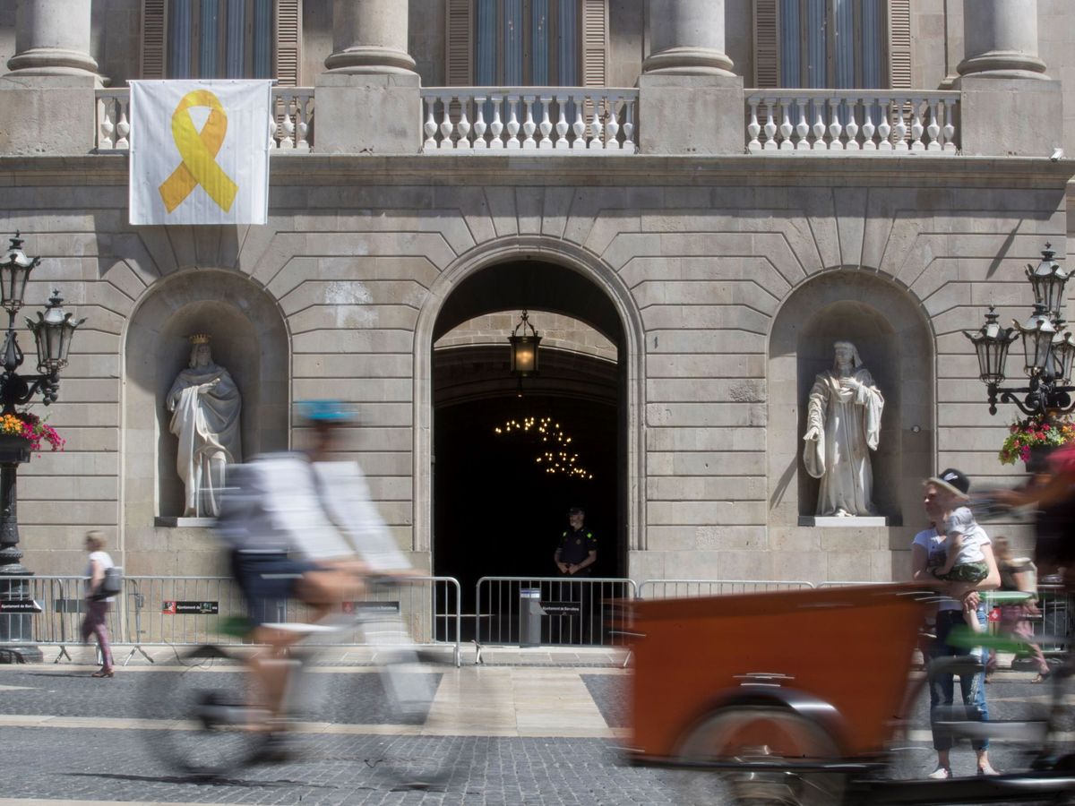 Foto: Un lazo amarillo en el Ayuntamiento de Barcelona, en una imagen de archivo. (EFE)