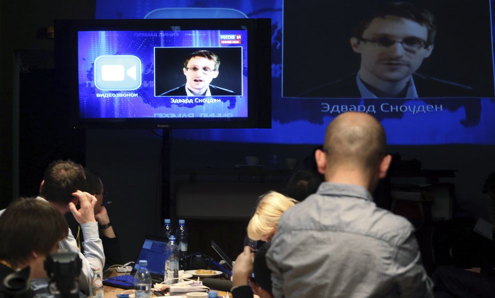 Periodistas siguen la declaración de Edward Snowden en Moscú (Reuters). 
