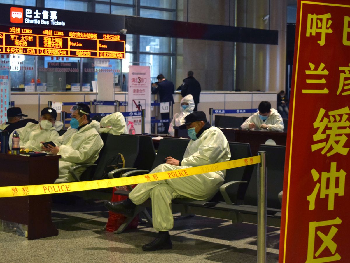 Foto: Policías en el aeropuerto de Harbin, capital de la provincia Heilongjiang, uno de los nuevos focos por coronavirus en China. (Reuters)