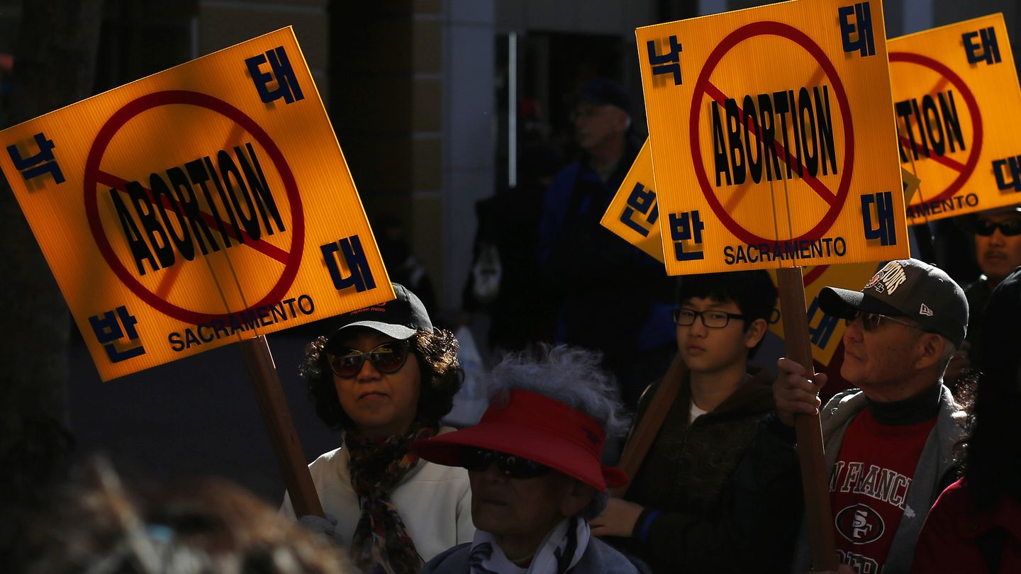 Un grupo de estadounidenses contrarios al aborto marchan en San Francisco (Reuters).