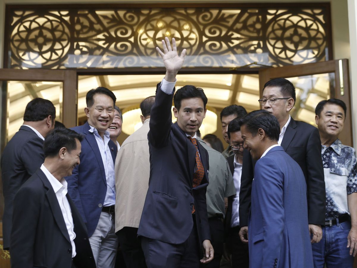 Foto: El líder del partido Move Forward, Pita Limjaroenrat (C), saluda mientras posa con los líderes del partido tras una reunión en Bangkok. (EFE / Narong Sangnak)