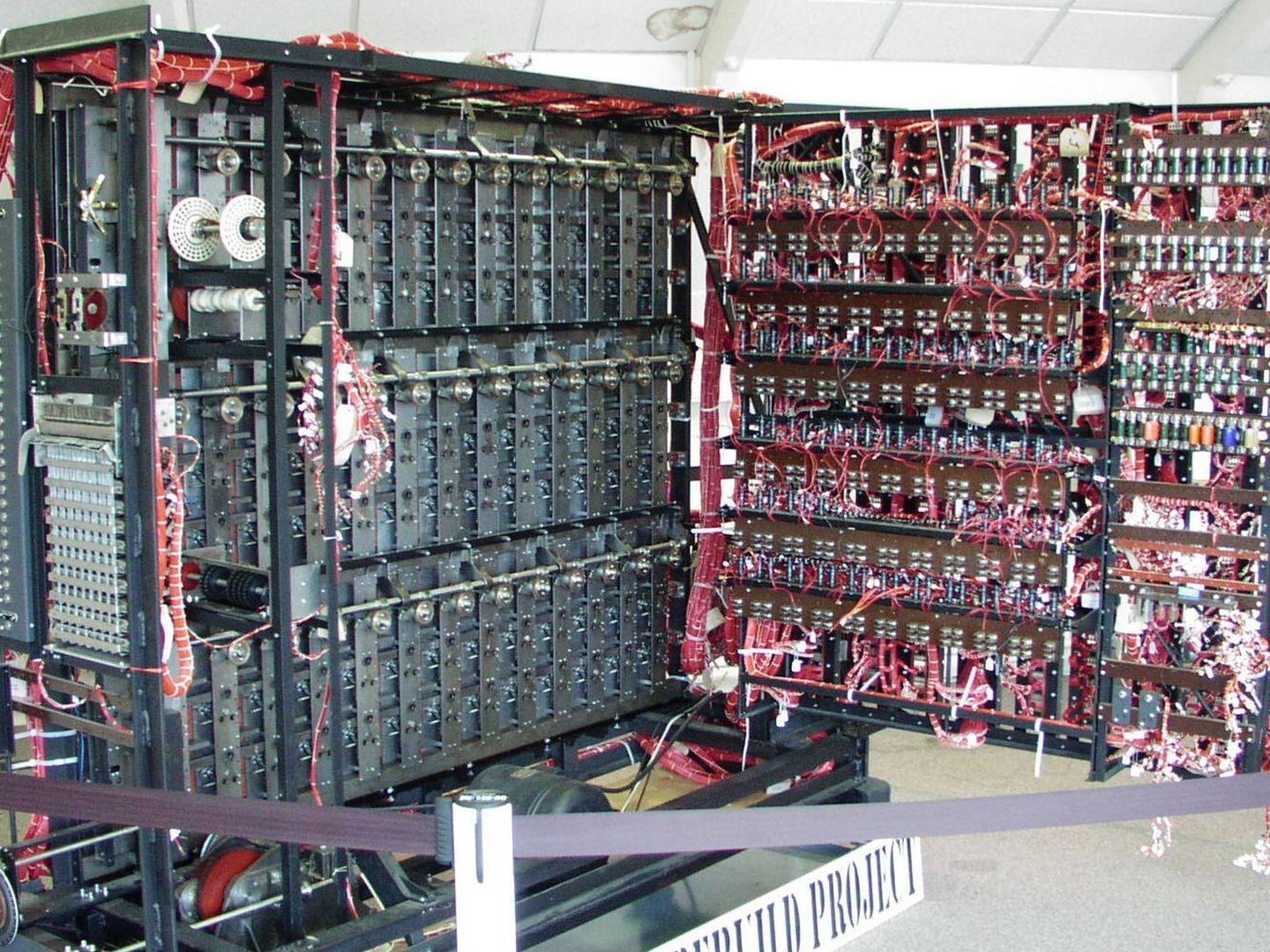 Bombe, 'réplica' del funcionamiento de Enigma, creado por Turing. 