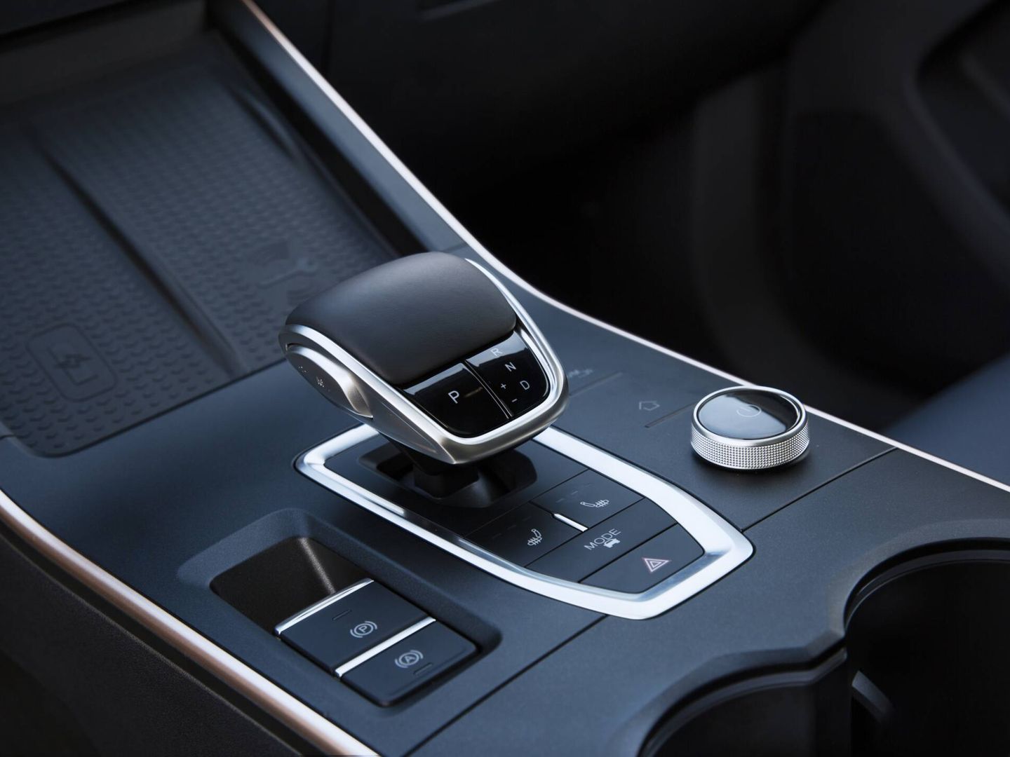 Junto al mando del cambio va el selector de modos de conducción y la rueda del sistema multimedia.