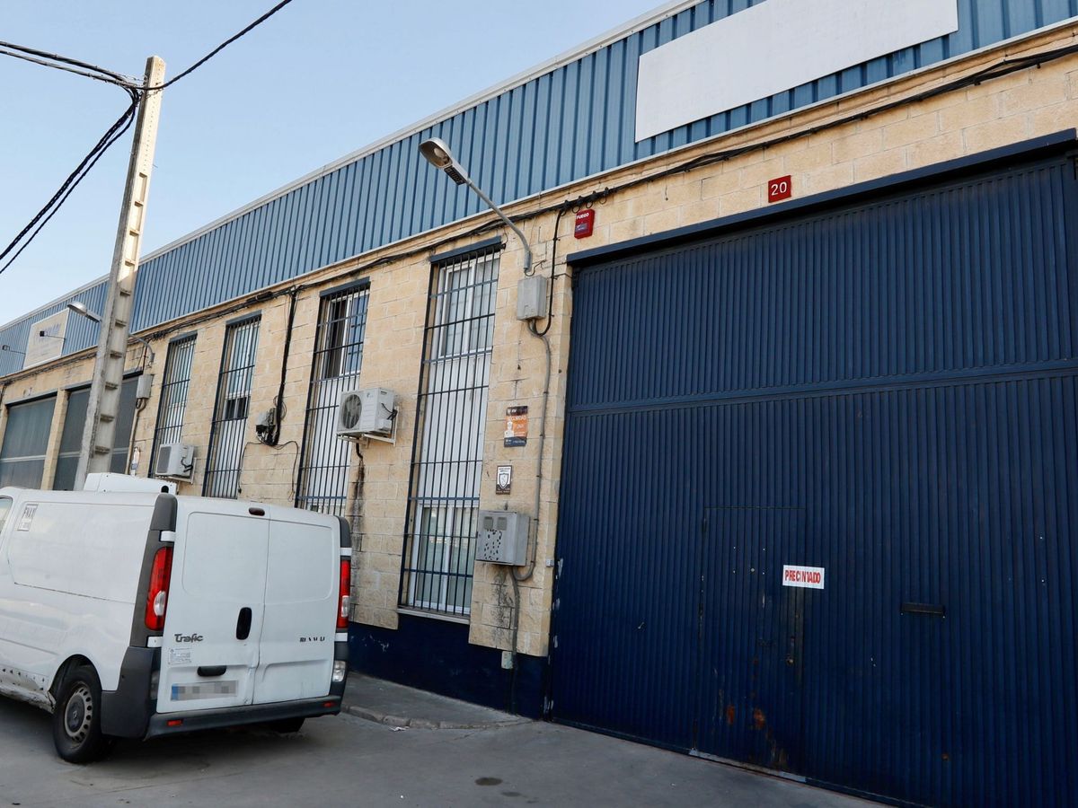 Foto: Fachada y puerta de la fábrica Magrudis, en el Polígono sevillano de El Pino. (EFE)