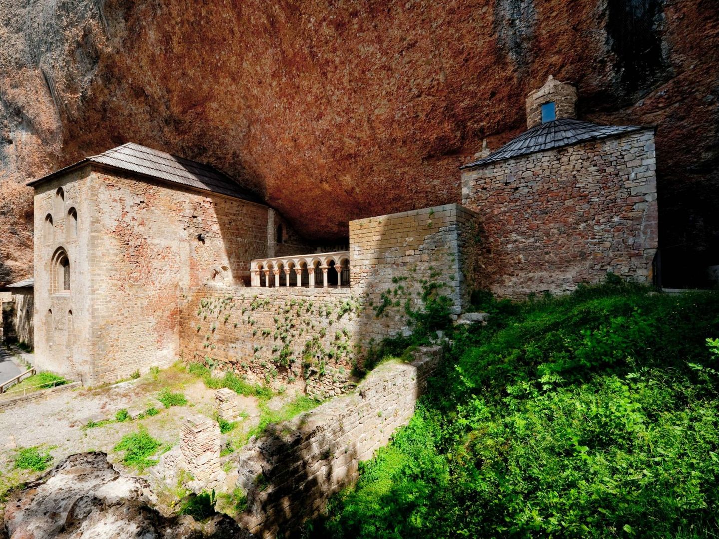 El monasterio de San Juan de la Peña, un lugar enclavado en una roca desde el siglo X. (Gobierno de Aragón)