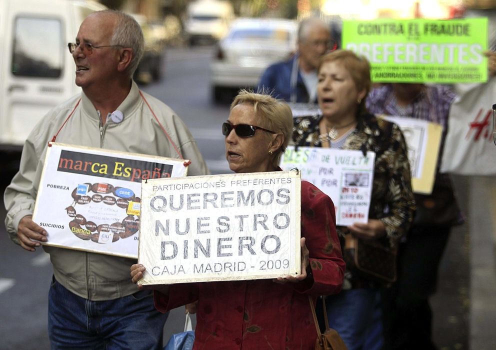 Foto: Afectados por las preferentes de Bankia protestan ante la Audiencia Nacional. (Efe)
