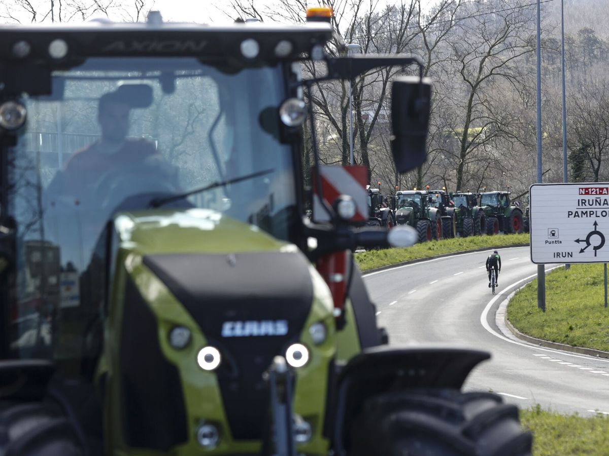 Foto: Imagen de recurso de un tractor navarro encabezando una caravana de agricultores. (EFE/Juan Herrero) 