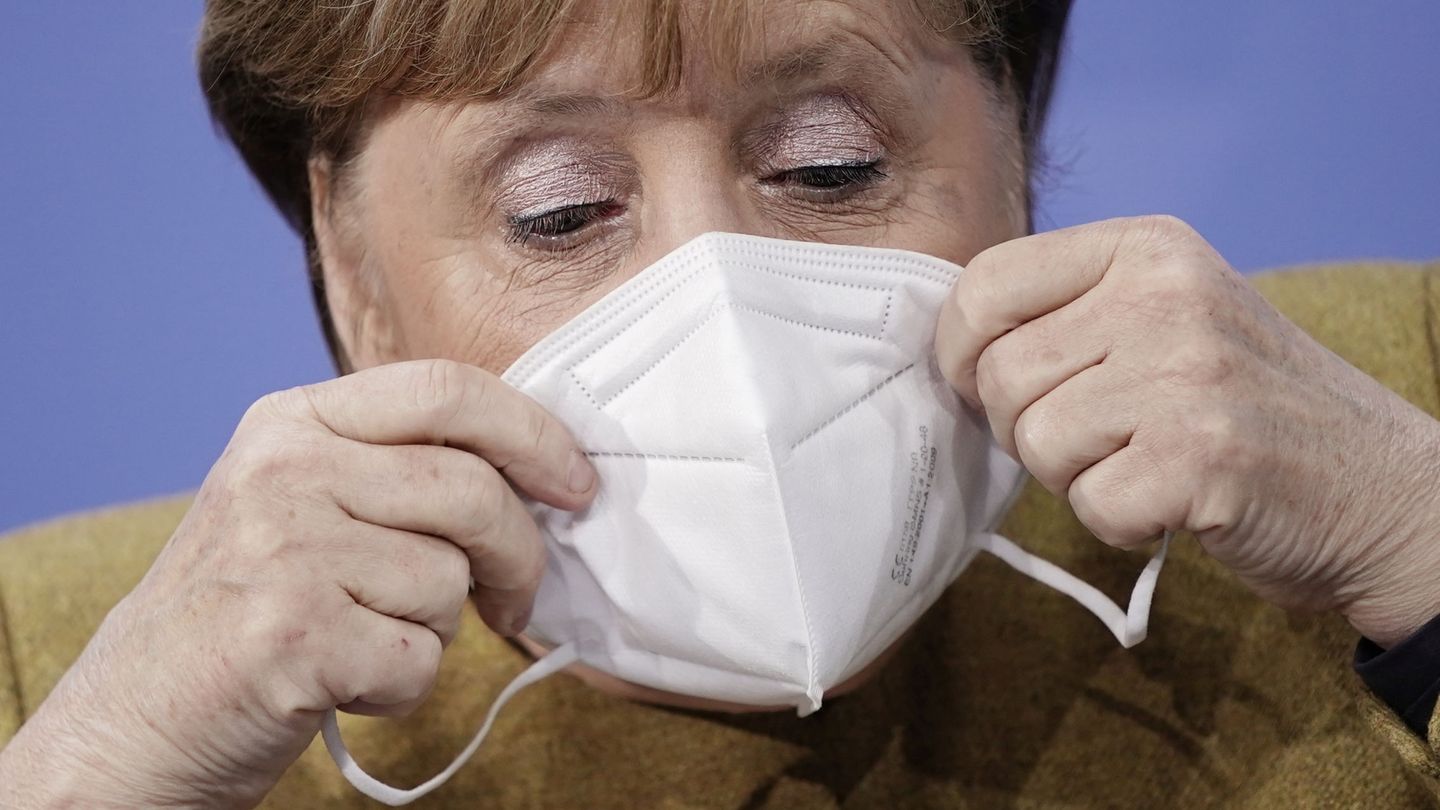 German Chancellor Angela Merkel wears a protective mask as she arrives for a news conference after talks with state leaders at the Chancellery in Berlin, Germany January 5, 2021.     Michel Kappeler Pool via REUTERS