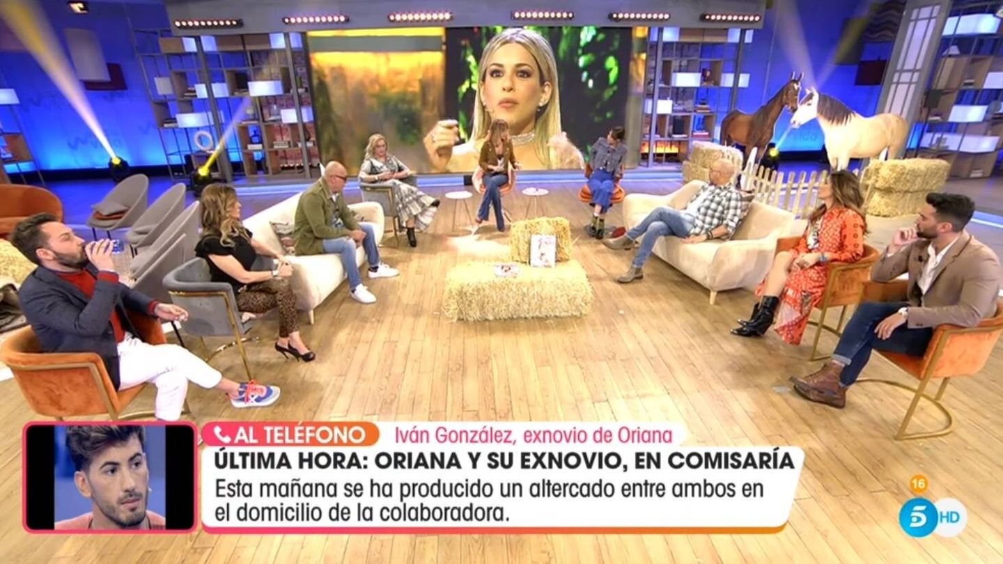 Los colaboradores de 'Viva la vida' hablan con Iván González. (Mediaset)