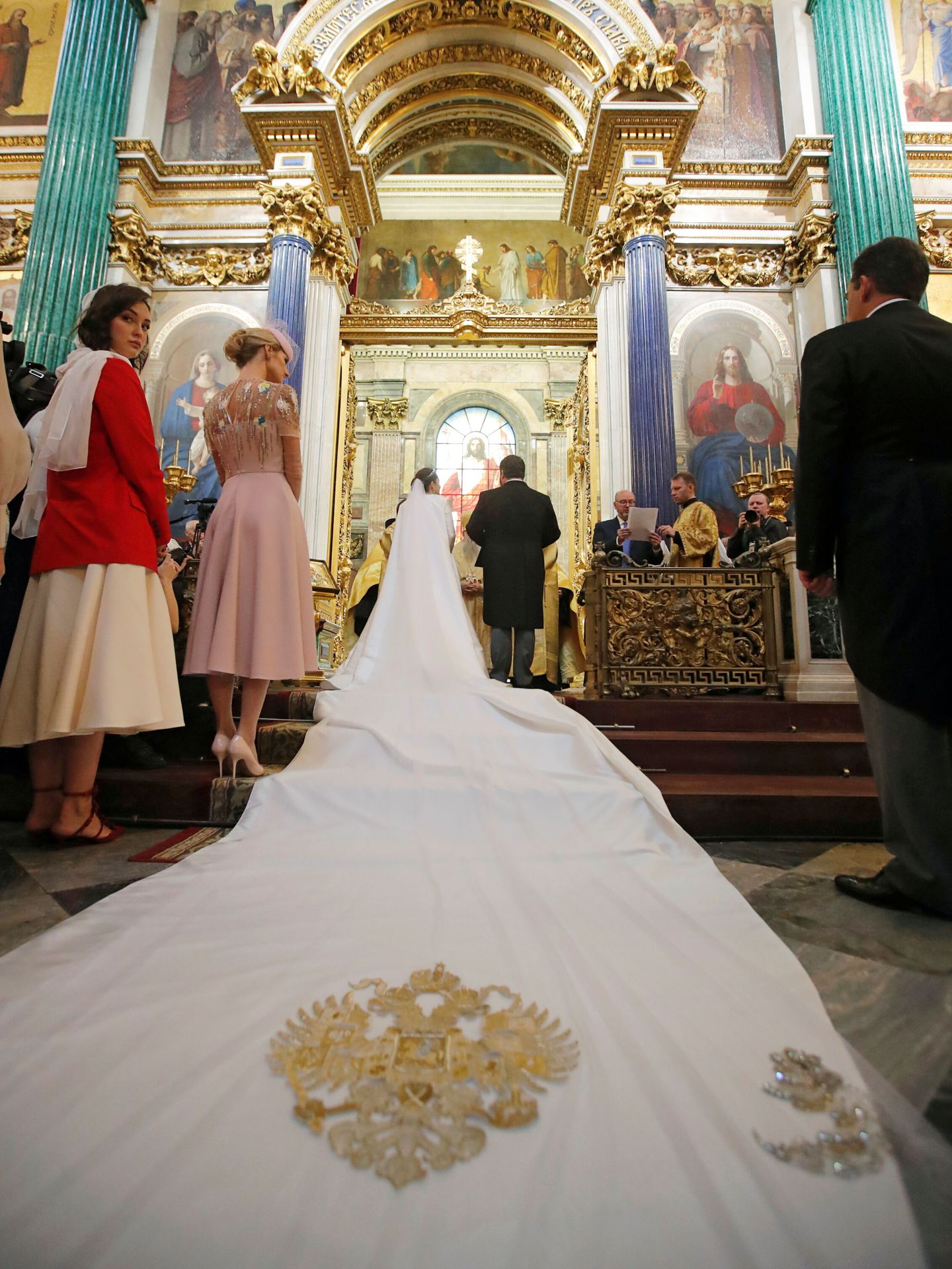 El vestido de la novia medía cinco metros. (Reuters)