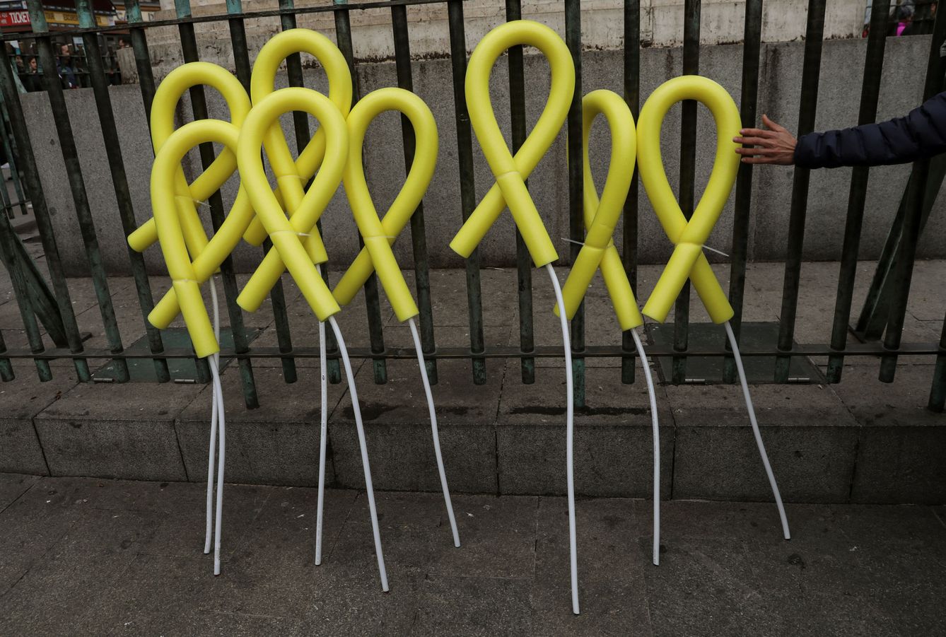 Lazos amarillos en homenaje a los políticos presos durante una manifestación en Madrid. (EFE)