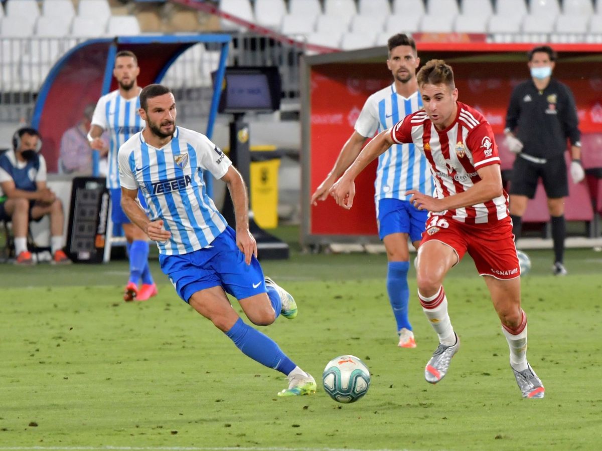 Foto: Imagen del partido entre el Almería y el Málaga en el estadio Juegos Mediterráneo. (Efe)