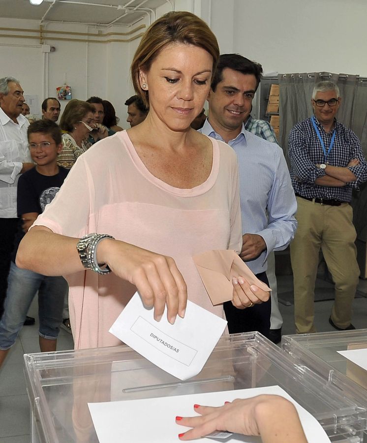 Foto: María Dolores de Cospedal vota en Albacete. (EFE)