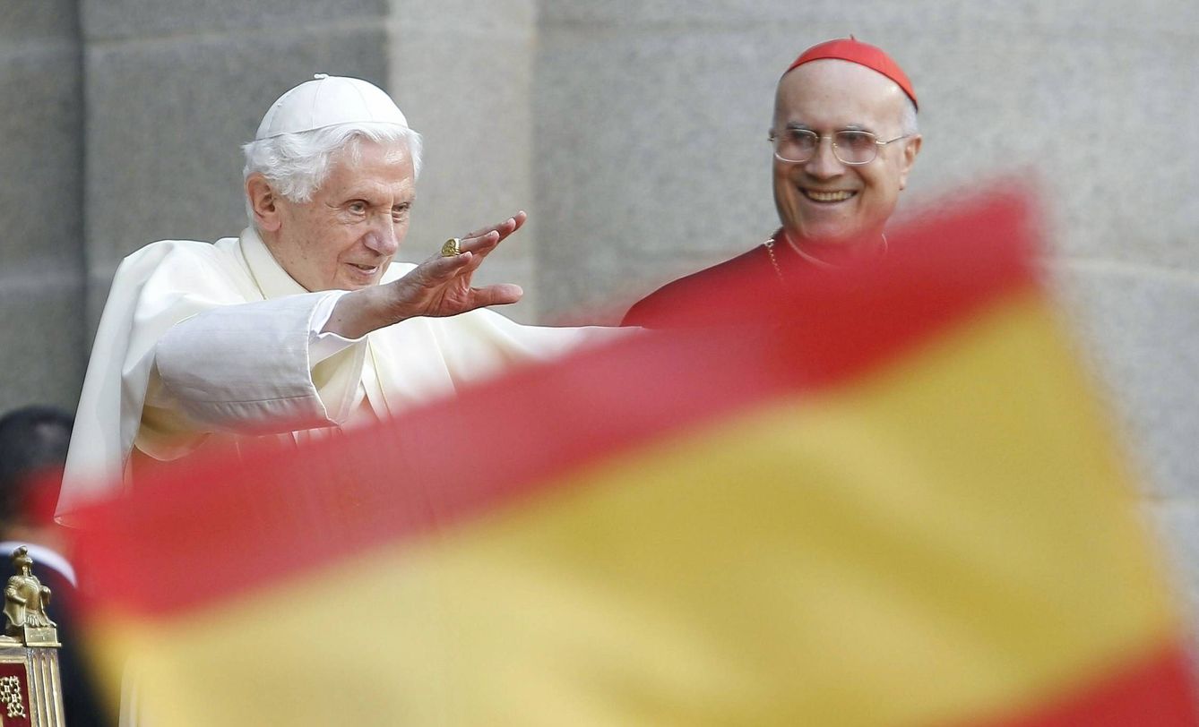 El papa Benedicto XVI, junto al secretario de Estado del Vaticano, Tarsicio Bertone, en Madrid, con motivo de la XXVI Jornada Mundial de la Juventud. (EFE/Andrés Ballesteros) 