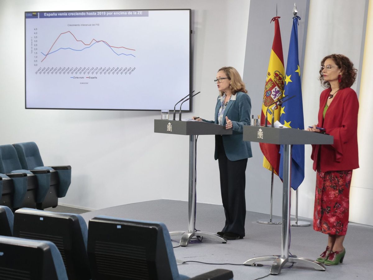 Foto: Rueda de prensa ofrecida por la vicepresidenta de Asuntos Económicos, Nadia Calviño, y la ministra de Hacienda, María Jesús Montero. (EFE)