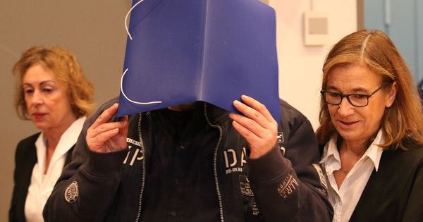Foto:  El enfermero Niels Högel (c) se cubre el rostro al entrar en la sala de los juzgados de Oldemburgo, en Alemania. (EFE)