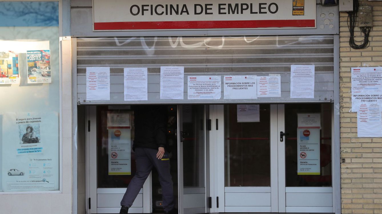 Foto: Un hombre entra en una oficina de empleo en Madrid. (EFE/Juanjo Martín)