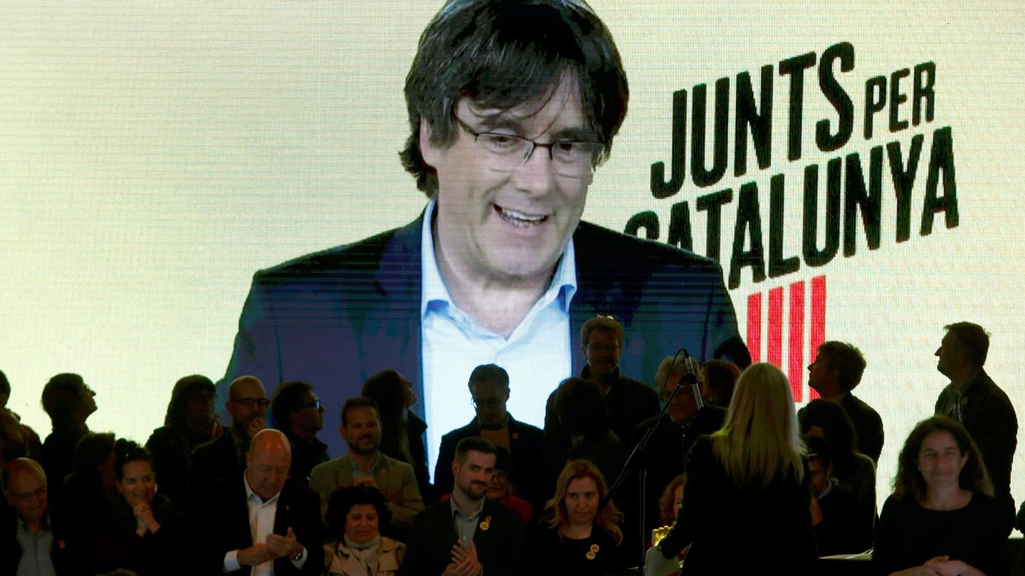 Carles Puigdemont (en la pantalla, por videoconferencia desde Bruselas) interviene en el acto. (EFE)