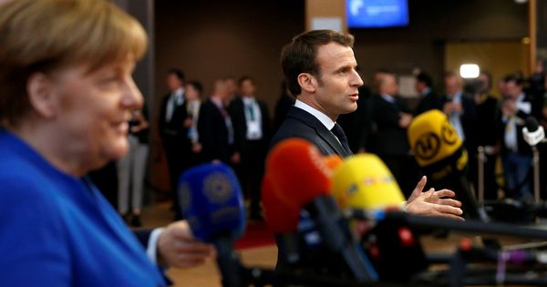 Foto: Merkel y Macron se dirigen a los medios a su llegada a la cumbre extraordinaria sobre el Brexit celebrada en Bruselas. (Reuters) 