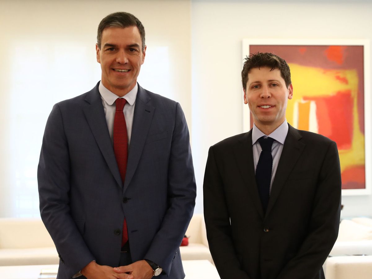 Foto: El presidente del Gobierno, Pedro Sánchez, mantiene un encuentro con el consejero delegado y cofundador de OpenAI, Sam Altman (d), en el Palacio de la Moncloa. (EFE)