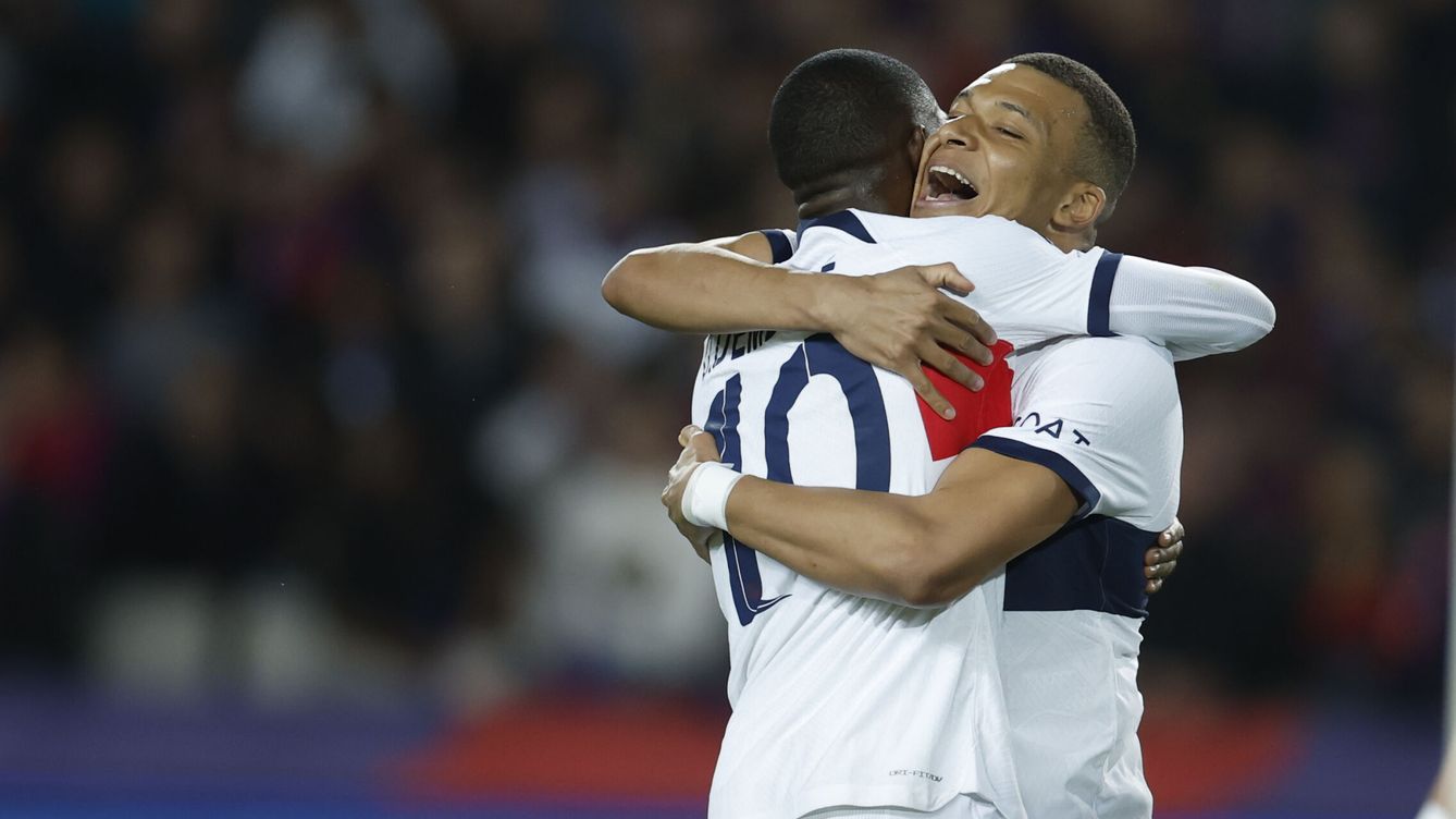 Foto: Mbappé y Dembélé se abrazan tras un gol. (EFE/Alberto Estévez)