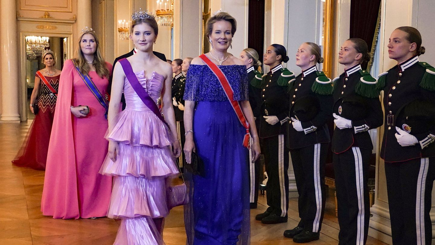 Elisabeth de Bélgica y Amalia de Holanda, junto a sus madres en el cumpleaños de Ingrid Alexandra. (Reuters)