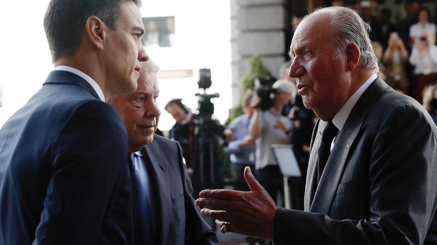 El rey emérito, Don Juan Carlos, conversa con Pedro Sánchez y el expresidente Felipe González. (EFE)