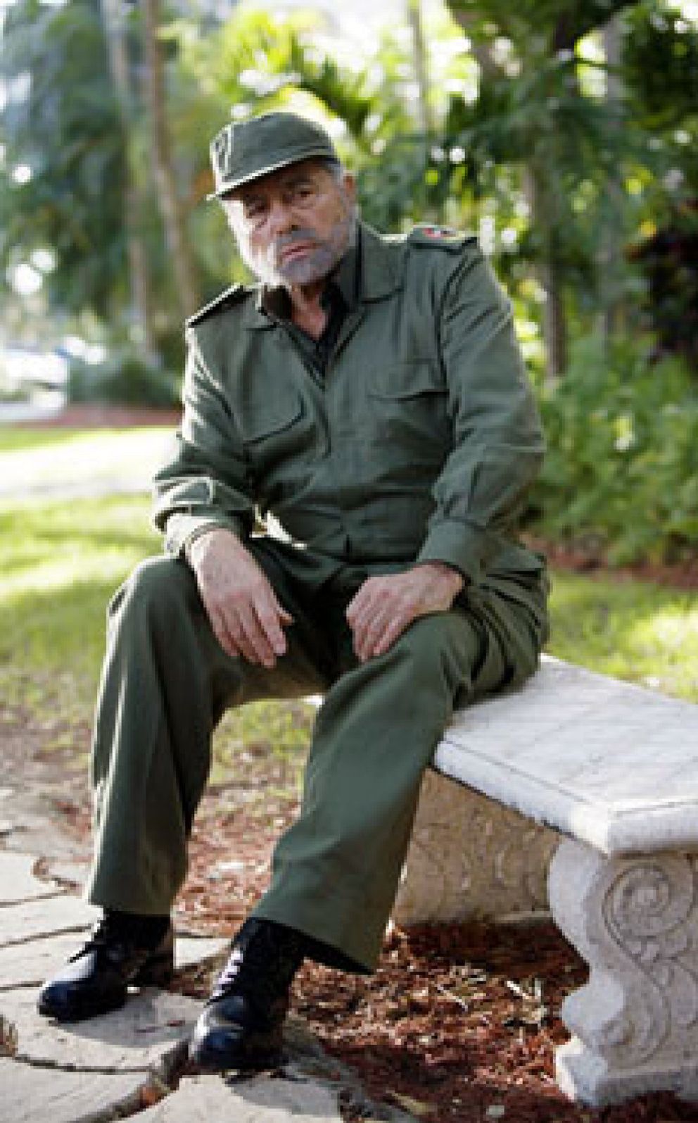 Foto: Juan Luis Galiardo interpreta a un Fidel Castro balsero que huye de la Isla en la comedia 'I love Miami'