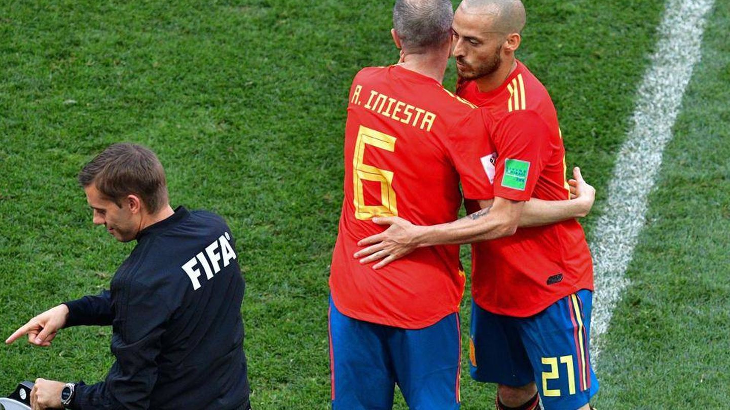 Iniesta entra en sustitución de Silva, en la despedida de ambos de la Selección. (Reuters)